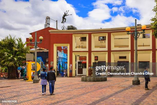 bogotá, colombia - local touristes colombiens sur plaza chorro de quevedo dans le quartier historique de la candelaria - plaza del chorro de quevedo photos et images de collection