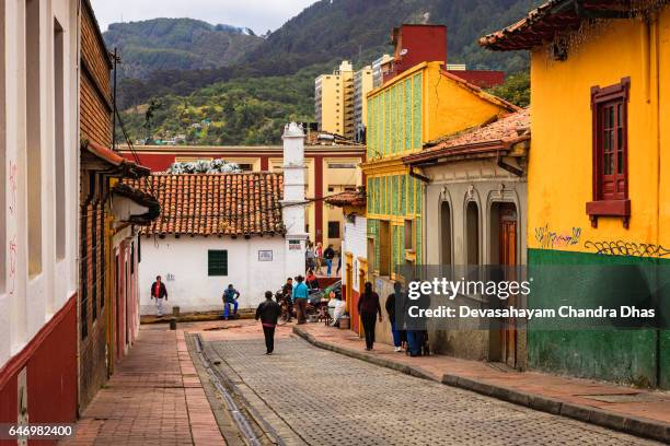 bogotá colombia - spanish colonial architecture, colourful houses and narrow streets in the historic la candelaria in the andean capital city - plaza del chorro de quevedo stock pictures, royalty-free photos & images