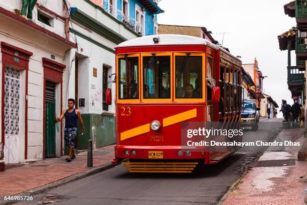 bogotá colombia - a toeristenbus, gemodelleerd naar de oude tram in de historische wijk la candelaria in de hoofdstad van de andes - la candelaria bogota stockfoto's en -beelden