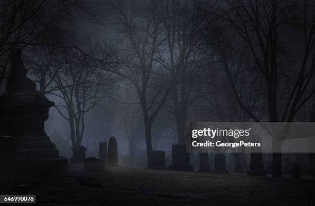 spooky kerkhof bij nacht met mist - grafsteen stockfoto's en -beelden
