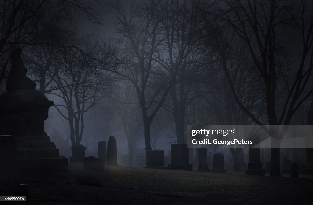 Spooky cemitério à noite com neblina