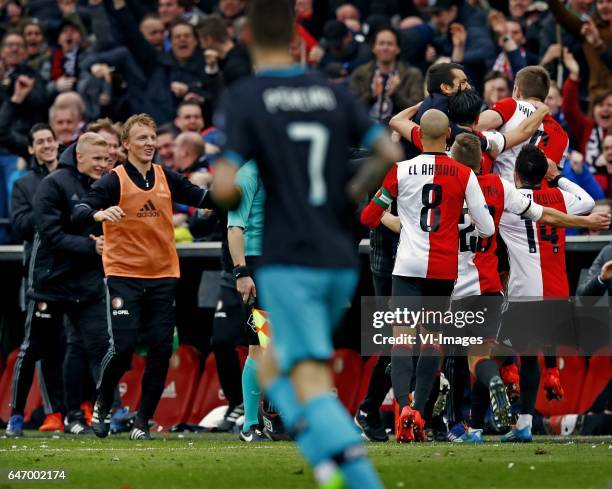 Feyenoord-PSV Jan-Arie van der Heijden heeft de 2-1 binnengekope en rent naar de bank waar hij met Giovanni van Bronckhorst het luchtruim kiest. Dirk...