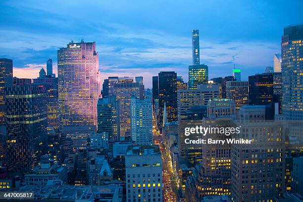 night view of fifth avenue, midtown manhattan - saint patrick's kathedrale new york city stock-fotos und bilder