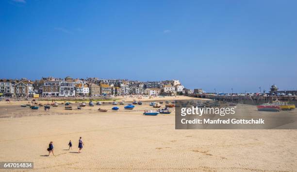 st ives harbour at low tide, cornwall - st ives cornwall stock pictures, royalty-free photos & images