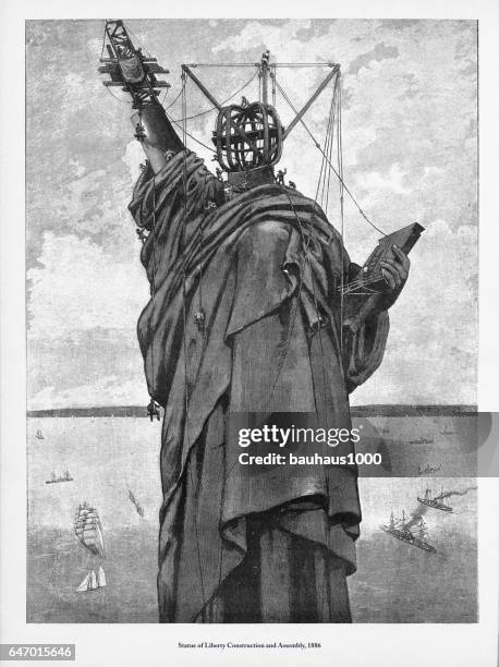 statue von liberty-konstruktion und versammlung viktorianischen gravur, 1886 - statue of liberty new york city stock-grafiken, -clipart, -cartoons und -symbole