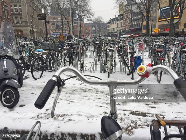bicycle parking in amsterdam. - países baixos stock pictures, royalty-free photos & images