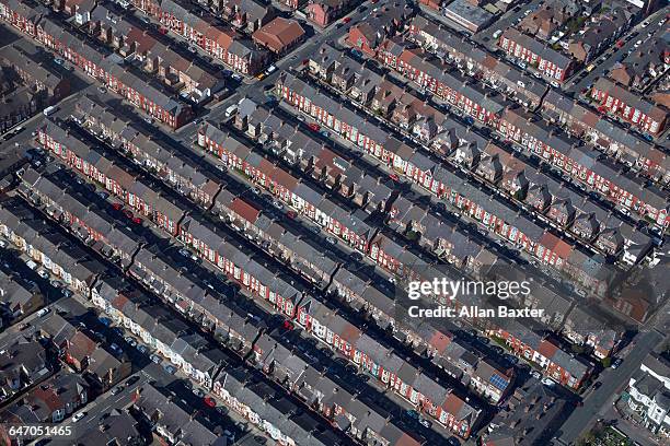 aerial view ofterraced housing in liverpool - problème de logement photos et images de collection