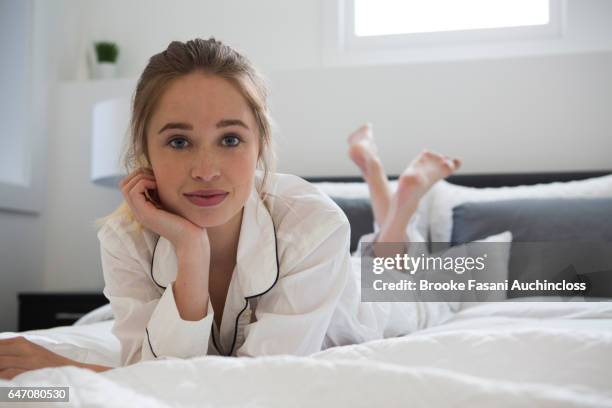 woman in pyjamas - beautiful women bed stockfoto's en -beelden