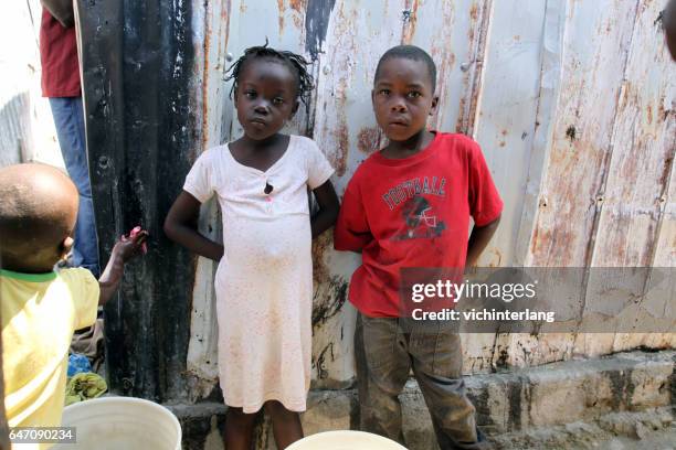 camp de chavez, port au prince, haïti, 24 février 2017 - haïti photos et images de collection