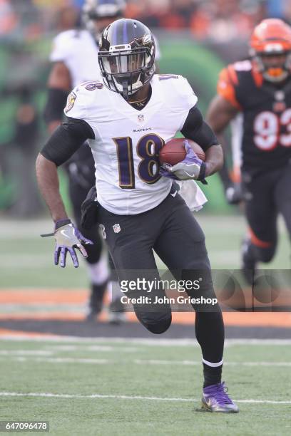 Breshad Perriman of the Baltimore Ravens runs the football upfield during the game against the Cincinnati Bengals at Paul Brown Stadium on January 1,...