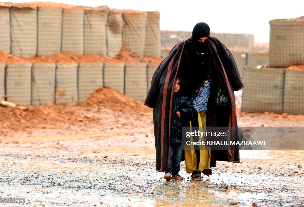 TOPSHOT-JORDAN-SYRIA-REFUGEES-BORDER