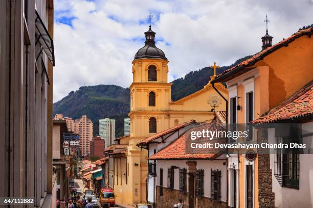 bogota, kolumbien - eines barocken glockentürme der iglesia de nuestra señora de la candelaria - la candelaria bogota stock-fotos und bilder