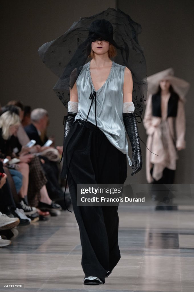 Ann Demeulemeester : Runway - Paris Fashion Week Womenswear Fall/Winter 2017/2018