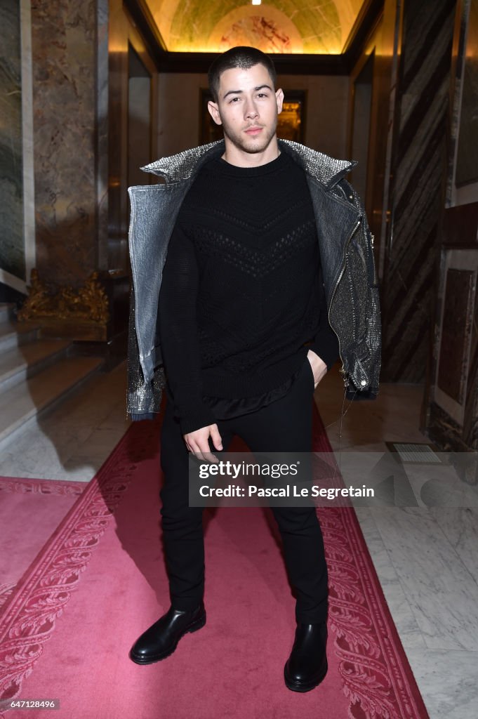 Balmain : Front Row - Paris Fashion Week Womenswear Fall/Winter 2017/2018