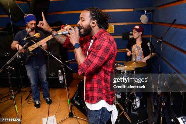 band practice - singer songwriter stockfoto's en -beelden