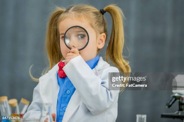 覗き、拡大鏡  - 科学者　子供 ストックフォトと画像