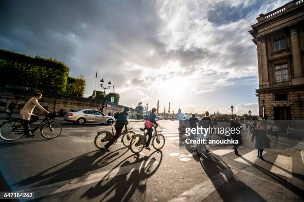 gens vélo rue de rivoli à paris, france - cycling streets photos et images de collection