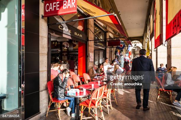 gente comiendo y bebiendo en el bar de la rue de rivoli, parís, francia - rue de rivoli fotografías e imágenes de stock