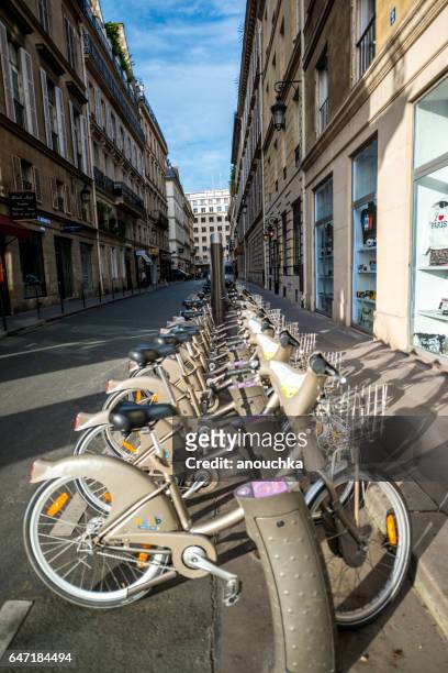 bicicleta compartiendo el sistema de bicicletas aparcadas cerca de rue de rivoli en parís - rue de rivoli fotografías e imágenes de stock