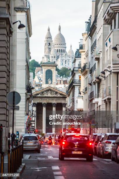 parijs straten met mensen en auto 's - basiliek sacre coeur stockfoto's en -beelden