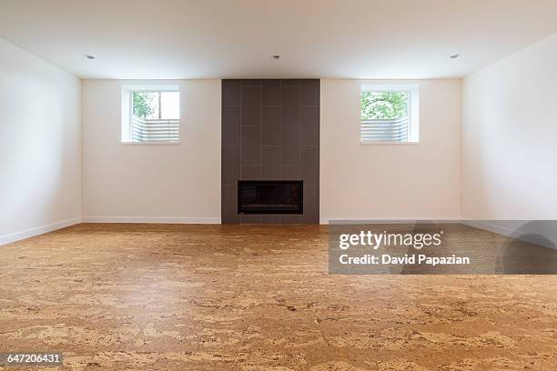 cork flooring in unfurnished new home - sughero foto e immagini stock
