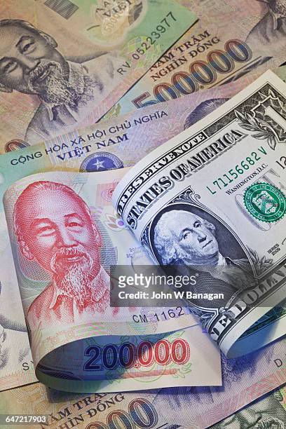 vietnamese  and us money - dong stock-fotos und bilder