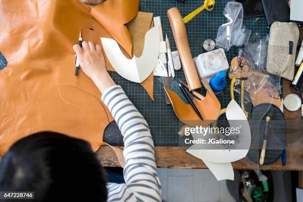 overhead van de bureau van een schoen-ontwerpers - werkbank stockfoto's en -beelden