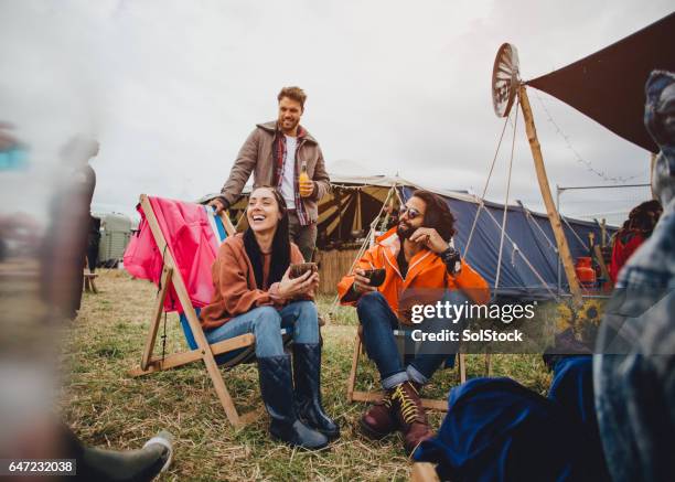 chillen auf dem festival - camping tent stock-fotos und bilder