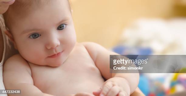 niño con bebé madre  - hazel bond fotografías e imágenes de stock