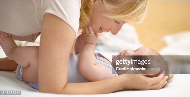 niño con bebé madre  - hazel bond fotografías e imágenes de stock