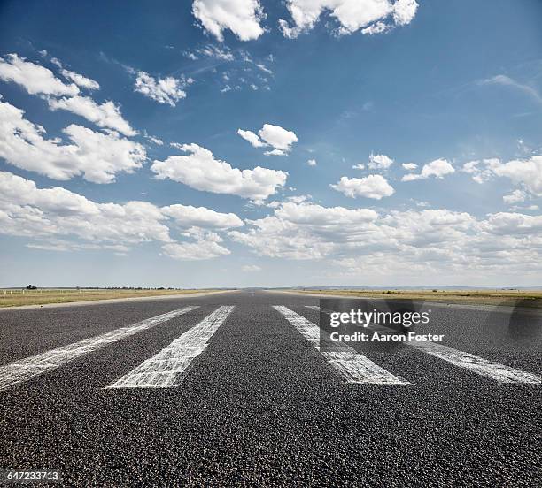 tarmac runway - horizonte sobre tierra fotografías e imágenes de stock