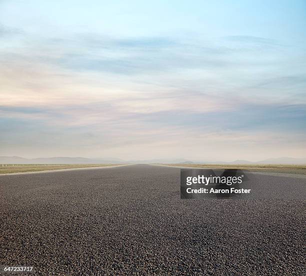 tarmac runway - diminishing perspective - fotografias e filmes do acervo