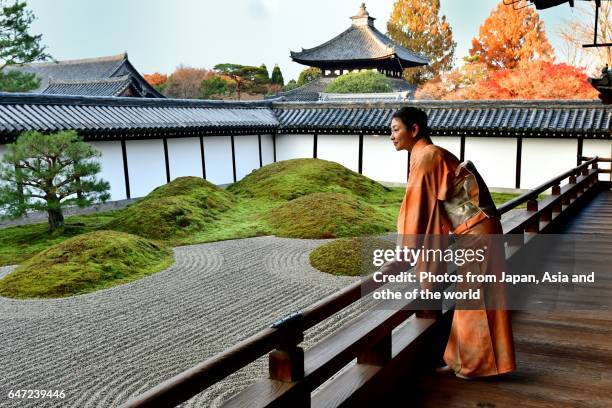 japanese woman in kimono at tofuku-ji temple, kyoto - jardín japonés fotografías e imágenes de stock