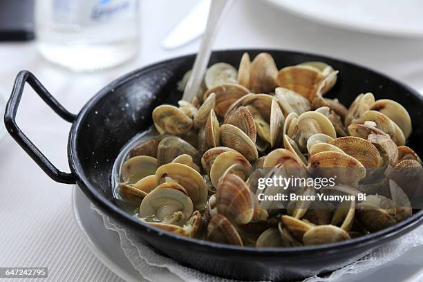 sauteed clams - clams cooked stock-fotos und bilder