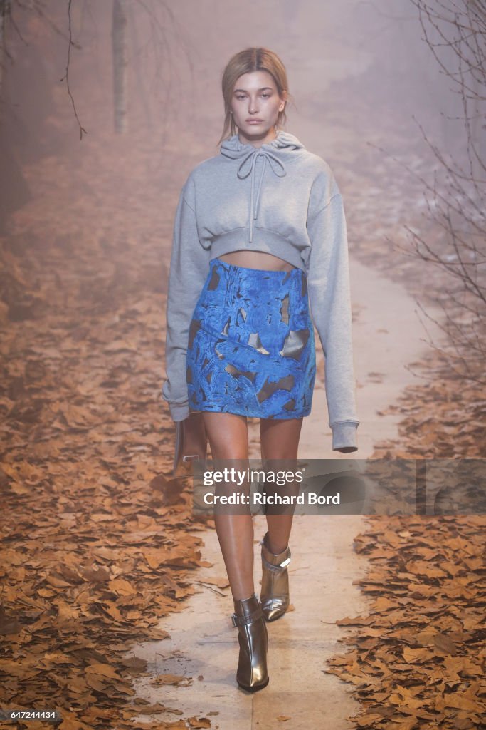 Off-White : Runway - Paris Fashion Week Womenswear Fall/Winter 2017/2018