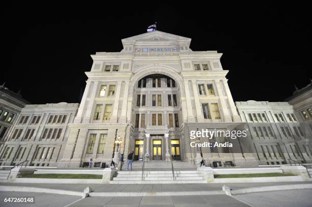 Texas Capitol in Austin, lit up at night .