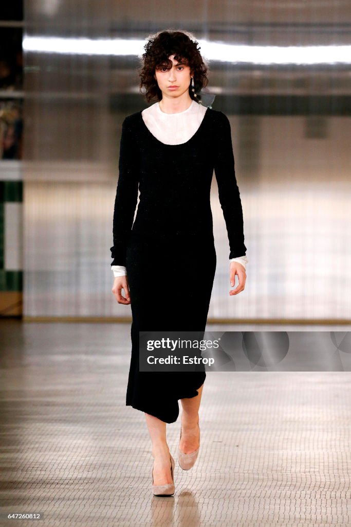 Lemaire: Runway - Paris Fashion Week Womenswear Fall/Winter 2017/2018