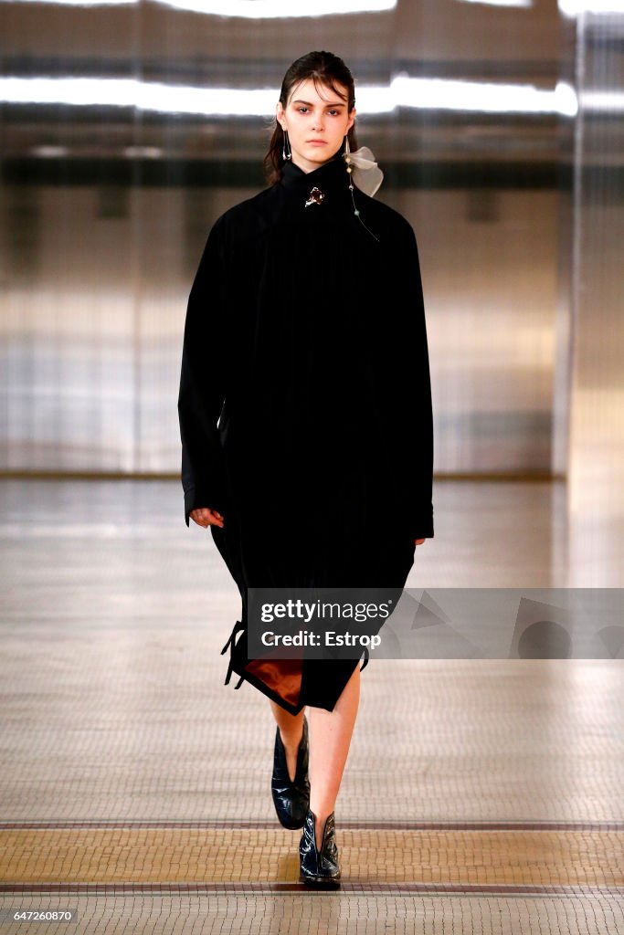 Lemaire: Runway - Paris Fashion Week Womenswear Fall/Winter 2017/2018