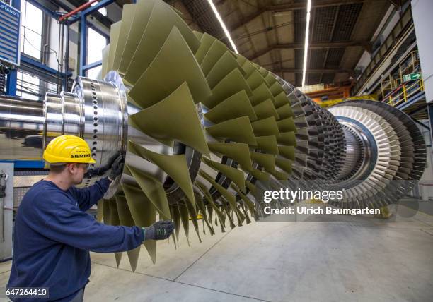 Construction of gas turbines at Siemens AG in Berlin. Technician during control work on a gas turbine.