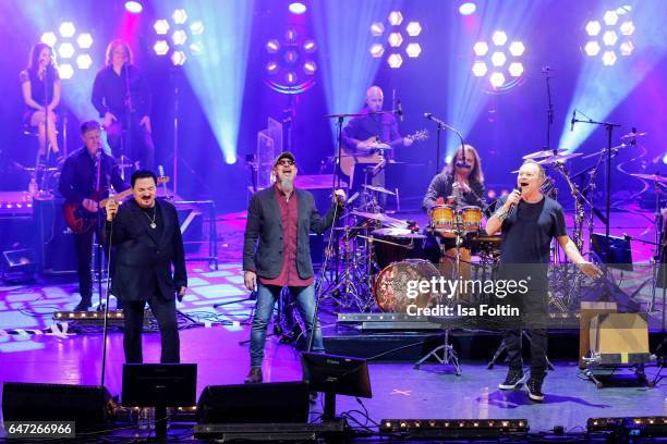 Singer Bobby Kimball , british singer, guitar player and composer Chris Thompson , german-hungarian musician Leslie Mandoki and English musician,...