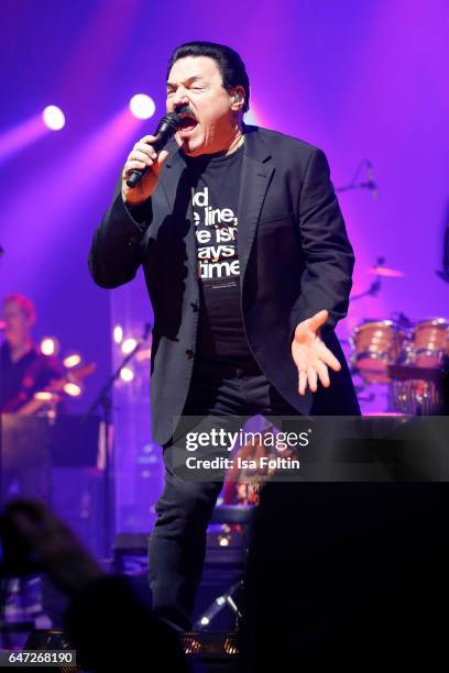 Us singer Bobby Kimball performs at the Man Doki Soulmates: Wings Of Freedom Concert on March 1, 2017 in Paris, France.