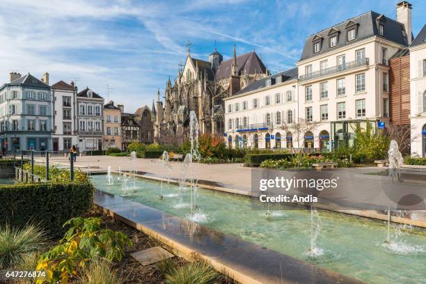 Troyes : "place de la Liberation" square and pond facing the prefecture. In the background, the Basilica of St. Urbain.