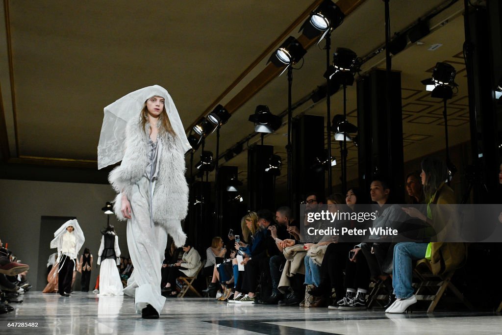 Ann Demeulemeester : Runway - Paris Fashion Week Womenswear Fall/Winter 2017/2018