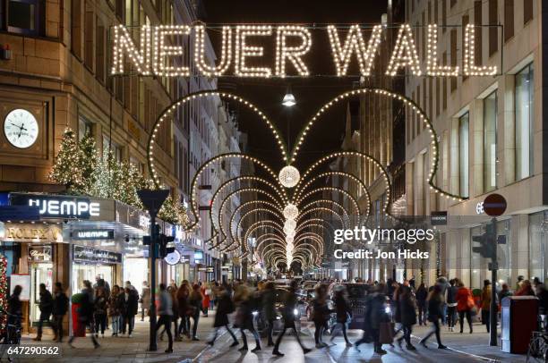 hamburg's neuer wall shopping street at christmas. - light letters stock-fotos und bilder