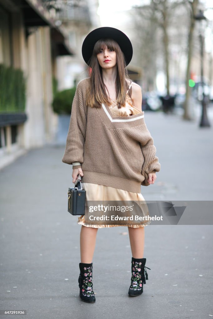 Street Style : Day Three - Paris Fashion Week Womenswear Fall/Winter 2017/2018