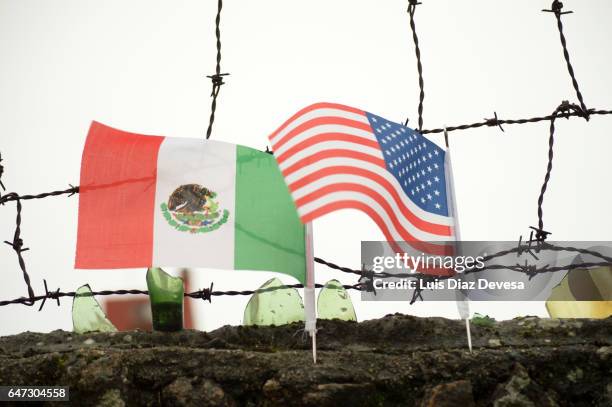 the wall of shame - mexico border wall stock-fotos und bilder