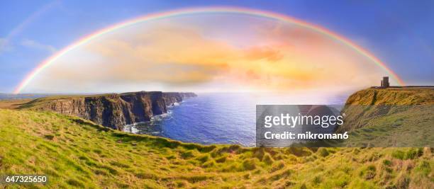 hq and res. panorama of  cliffs of moher and the o’brien castle - cliffs of moher stockfoto's en -beelden