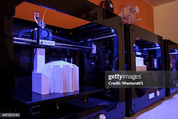 3d models being printed in 3d printers - impression 3d photos et images de collection