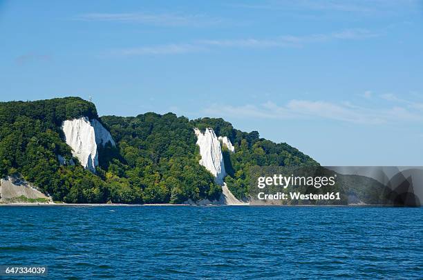 germany, ruegen, sassnitz, jasmund national park, chalk cliff koenigsstuhl - rügen island chalk cliffs stockfoto's en -beelden