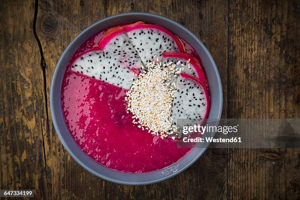 bowl with dragon fruit smoothie, sliced dragon fruit and popped amarant - amarant stock pictures, royalty-free photos & images